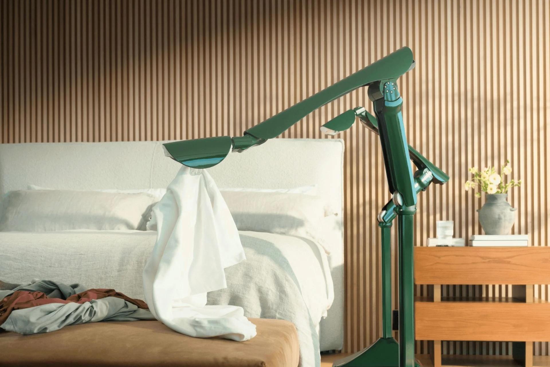 ベッド横の照明が布団を整え、レコードをかけ、洗濯物を畳んでくれる日常