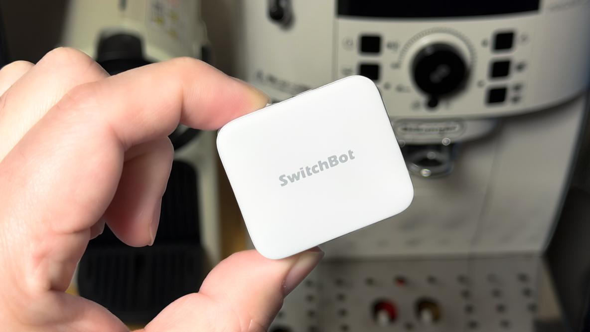 古い家電も音声やスマホから遠隔操作。物理ボタンをスマート化する「SwitchBot ボット」が充電式に進化してさらに便利に