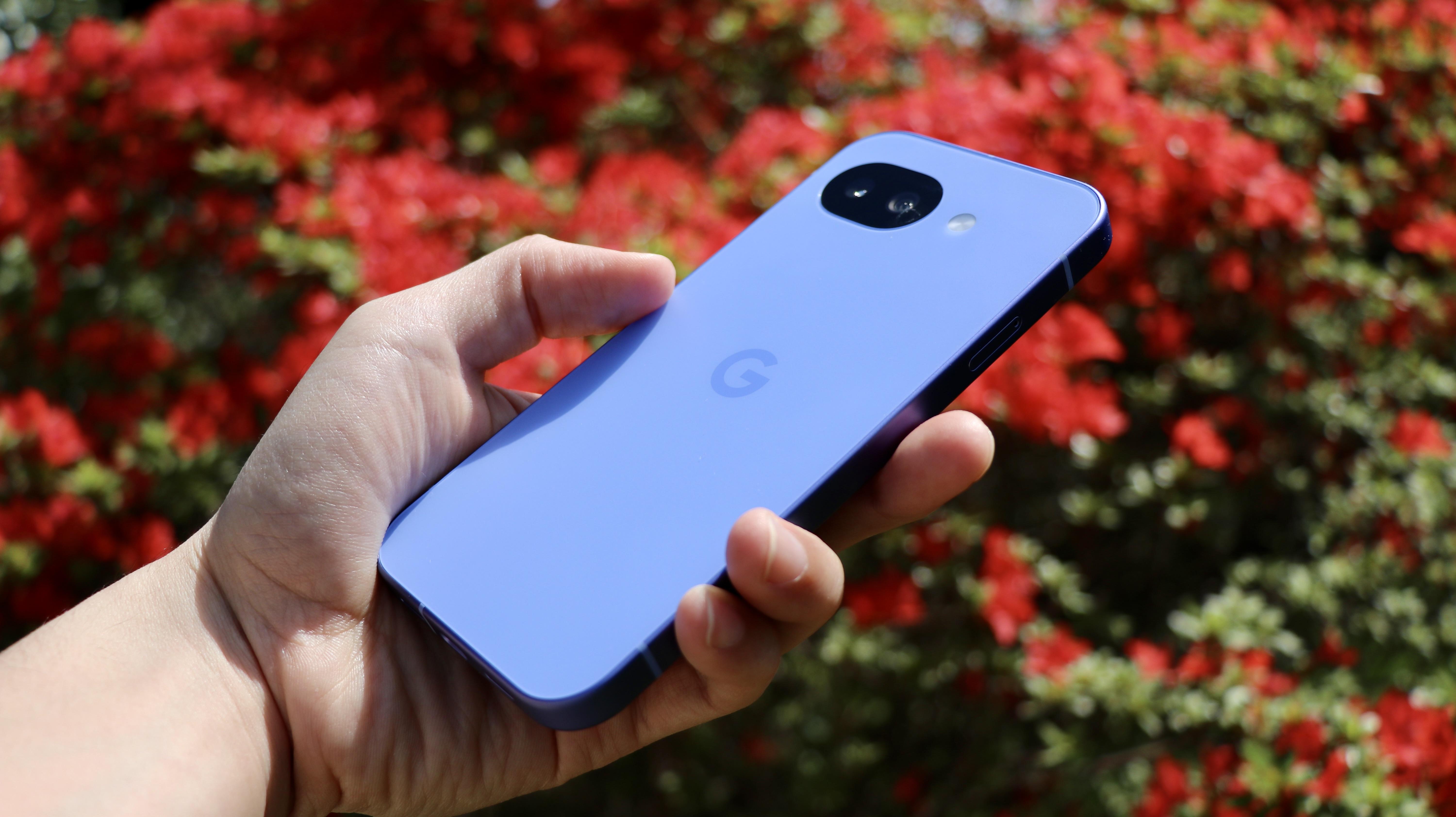 最新お手頃スマホ「Pixel 10a」触ってみた。何が削られ、何が強化されたのか