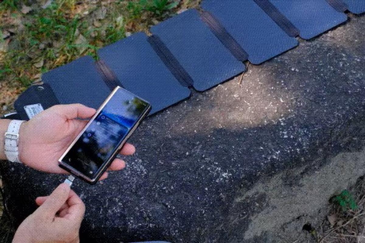 バッグの隙間に収まる「発電所」。iPad miniサイズの1枚が、非常時の電池切れを救う