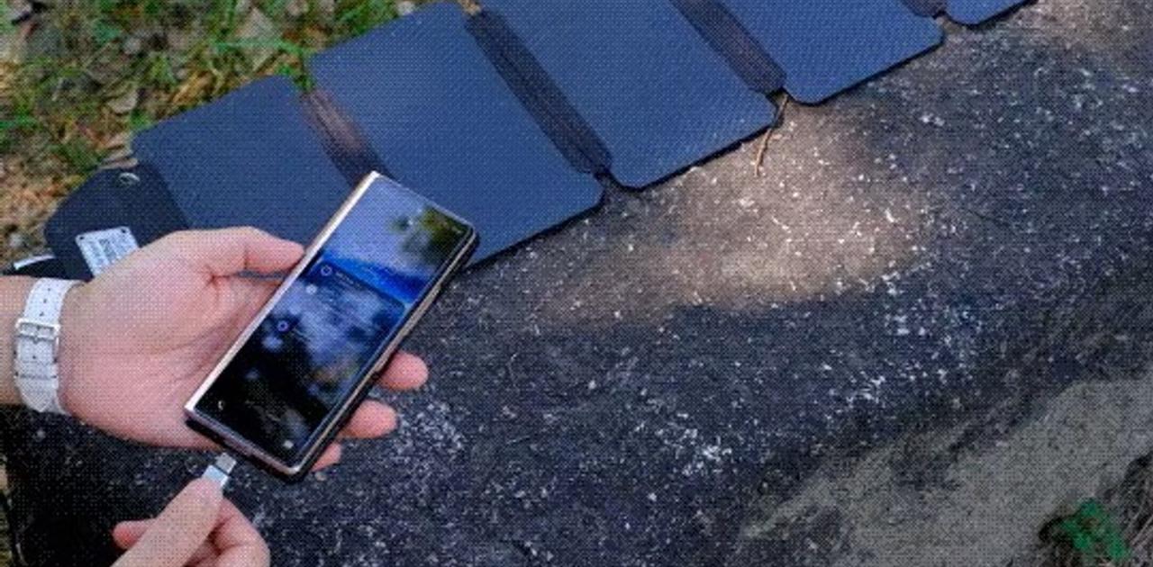 バッグの隙間に収まる「発電所」。iPad miniサイズの1枚が、非常時の電池切れを救う