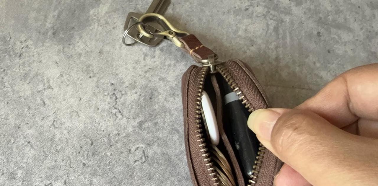 財布を持ち歩くのをやめてみた。フック付きミニケースで「手ぶら」の定義が変わる