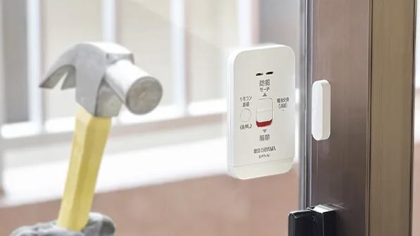 強盗・空き巣に爆音で対抗。アイリスオーヤマの貼るだけ防犯アラーム