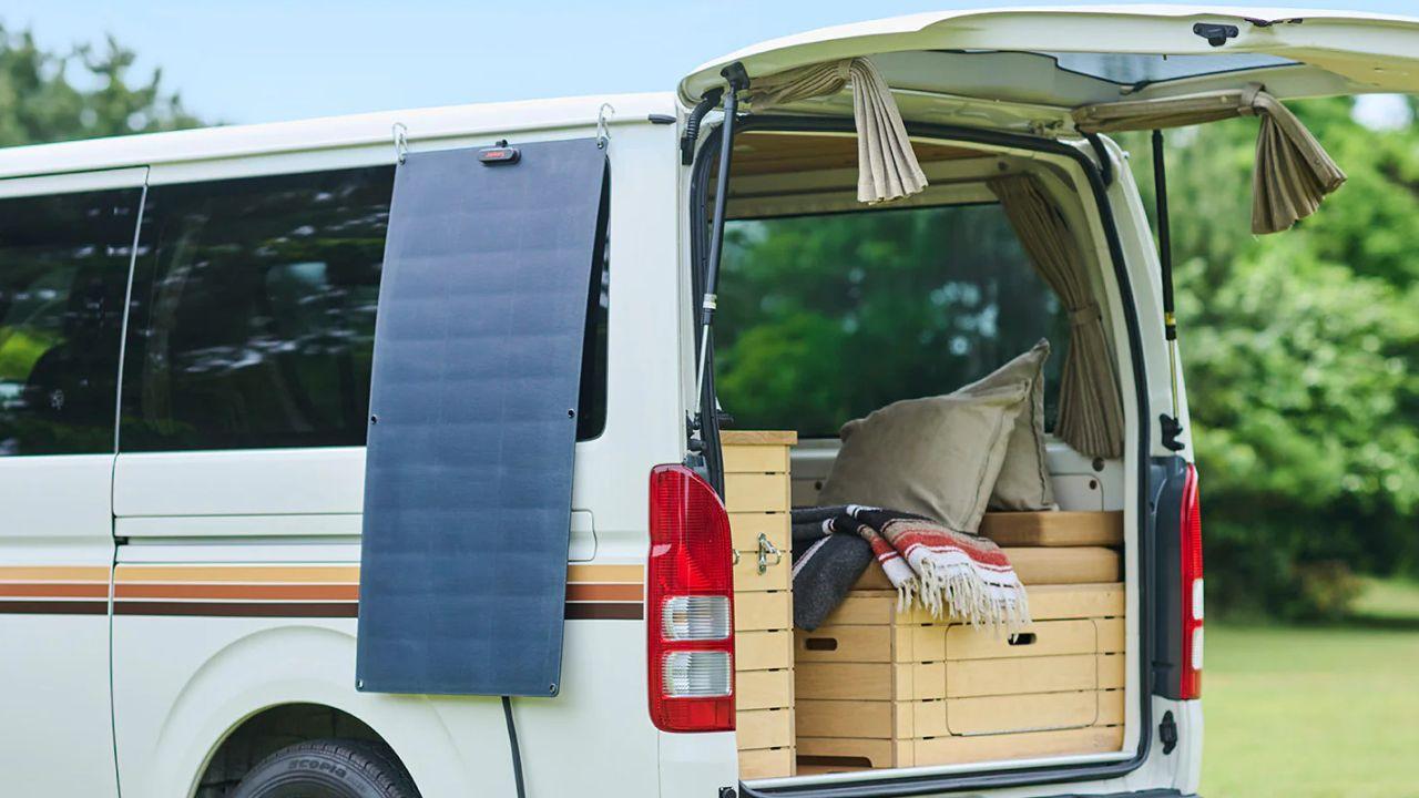 Jackery「曲がる太陽光パネル」が2万円に。緊急時、個人で手軽に蓄電できる秘策です