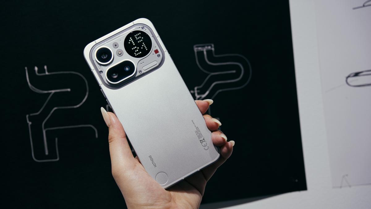 スケスケからアルミへビジュ刷新。手頃さとガチ性能の「Nothing Phone 