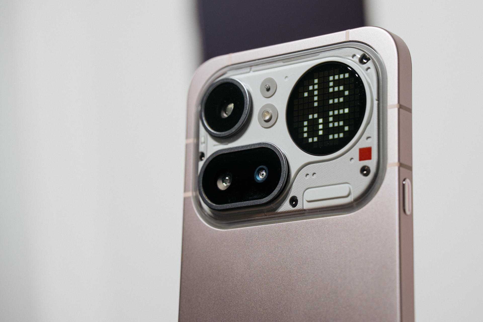 スケスケからアルミへビジュ刷新。手頃さとガチ性能の「Nothing Phone