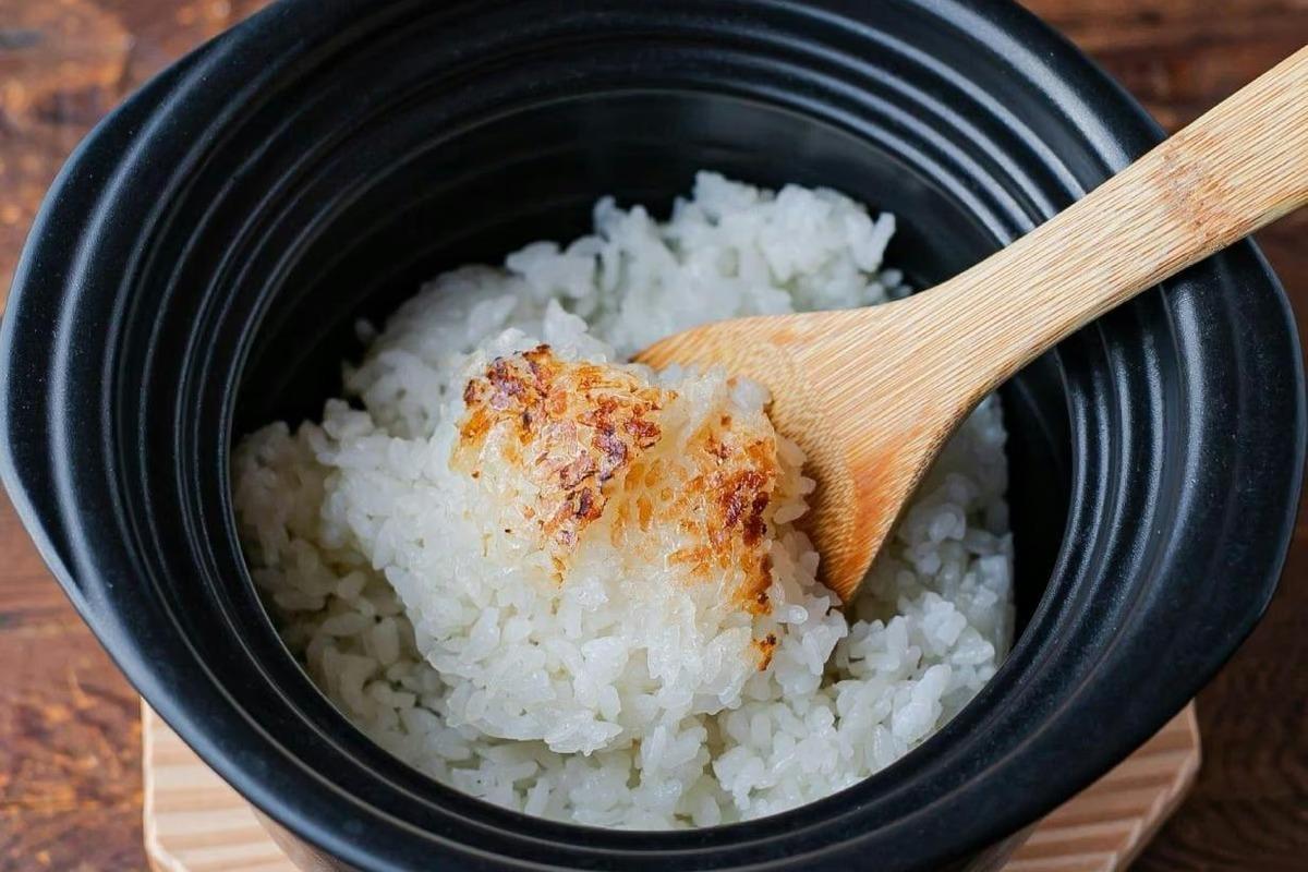 電子レンジで土鍋ごはん、が正解だった。15分で「おこげ」まで作れるぞ