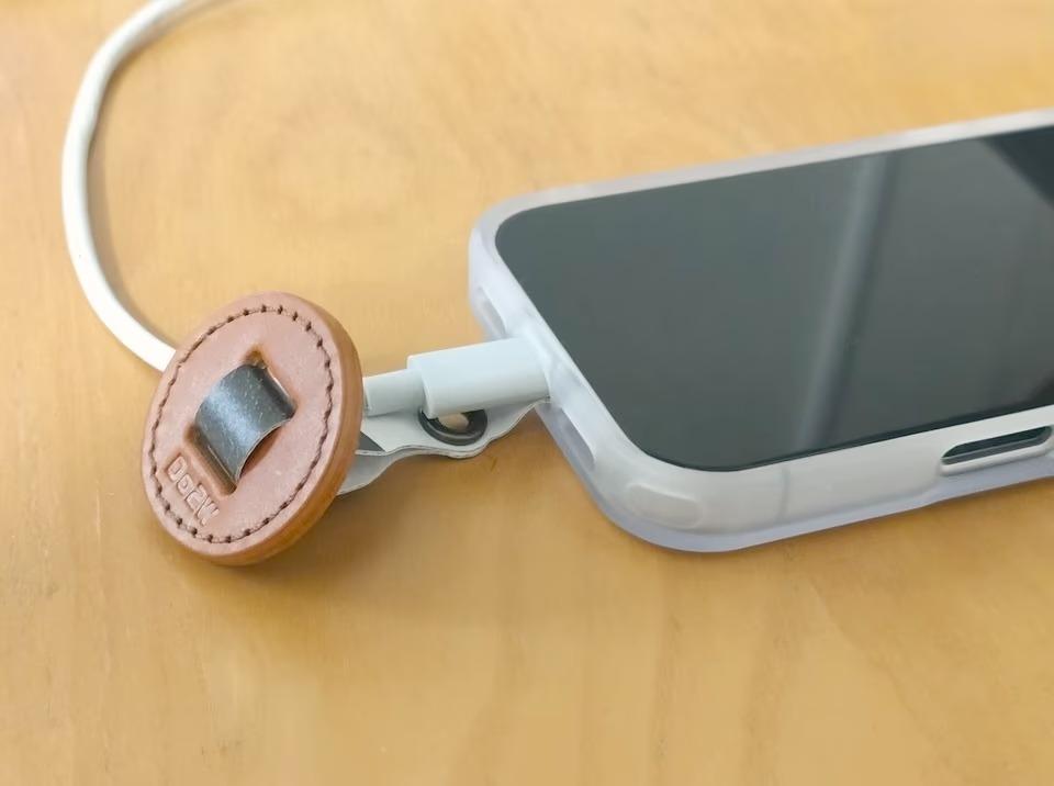 スマホが軽くなる!? 特許構造で手首や首・肩の負担を軽減する、魔法のようなスマホリング