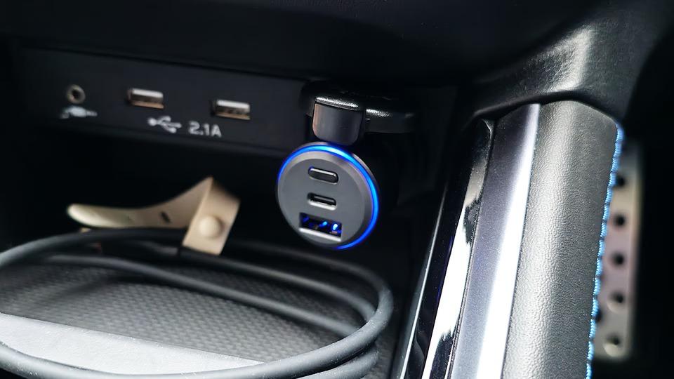 シガーソケットに挿すだけ。車に乗る人は全員使ったほうがいい、スマートタグ機能付きのカーチャージャー