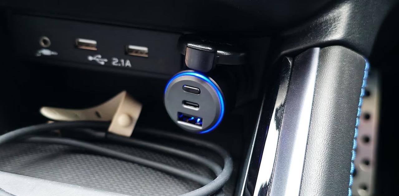 シガーソケットに挿すだけ。車に乗る人は全員使ったほうがいい、スマートタグ機能付きのカーチャージャー