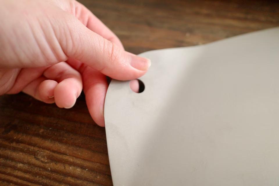 厚さ1mmのチタン。これ、まな板なんですけど、そのままお皿にもなっちゃうんです