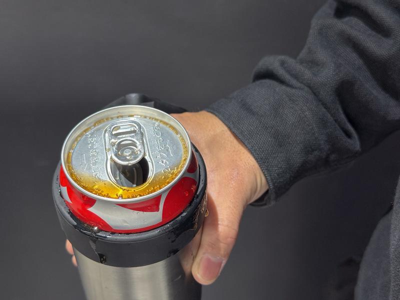 フェスやキャンプで片手がビールで塞がる問題、フタ付き缶ホルダーが