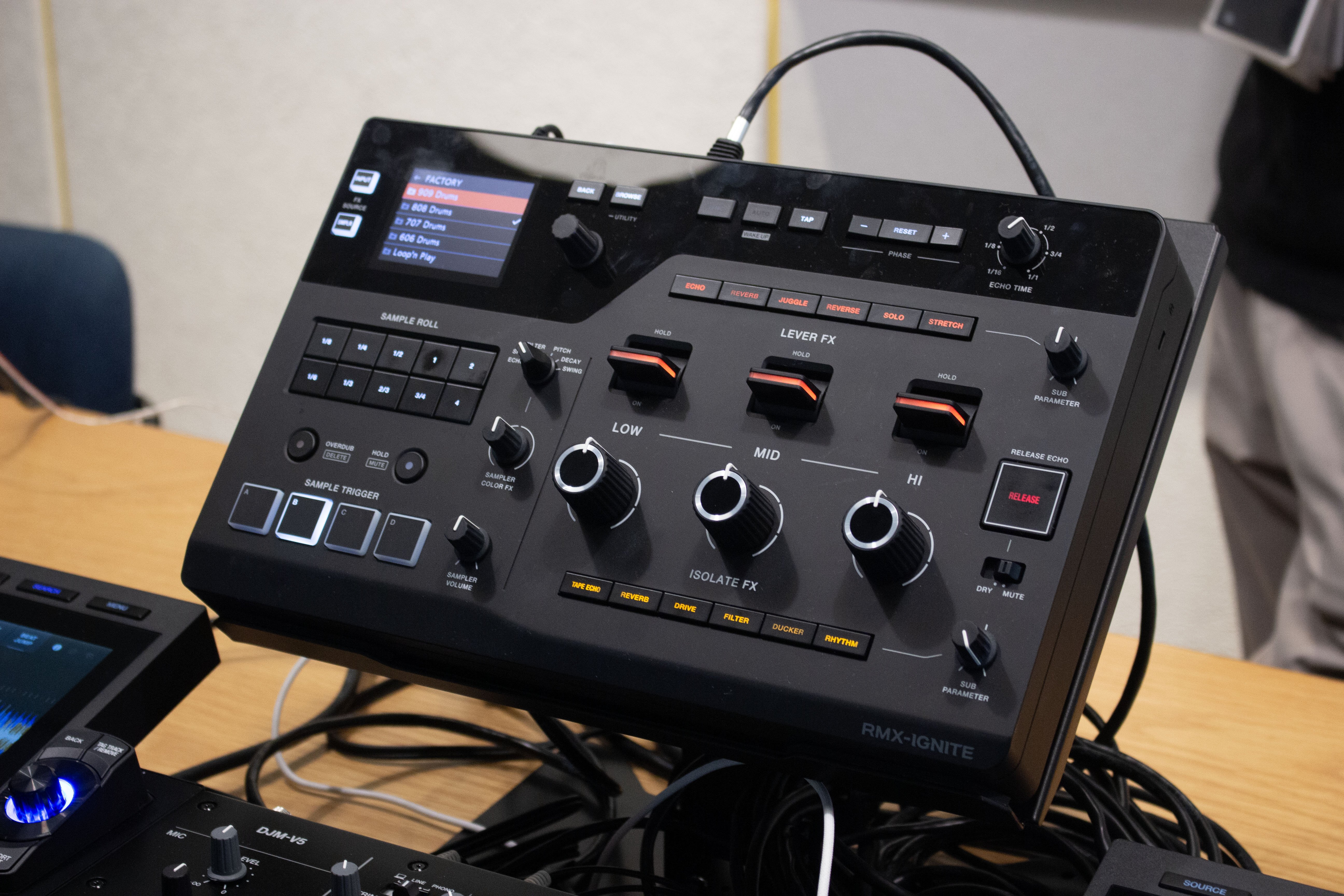 AlphaThetaの最新エフェクター「RMX-IGNITE」はDJの味方か？ 使って