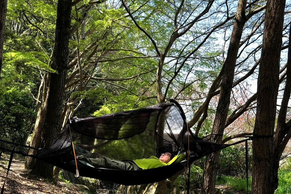 このハンモック、もはや「空中ベッド」。3点支持が生むフラットな寝心地がすごかった