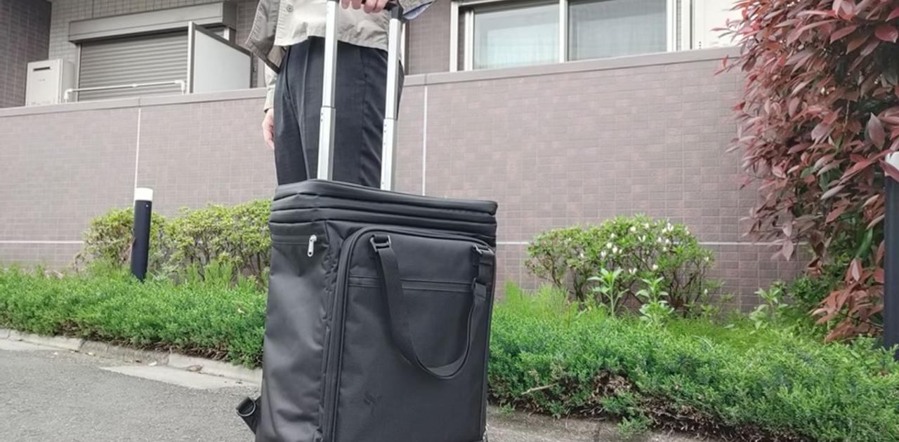 トランスフォームするスーツケース。35Lから50Lへ、ファスナー1つで変形します