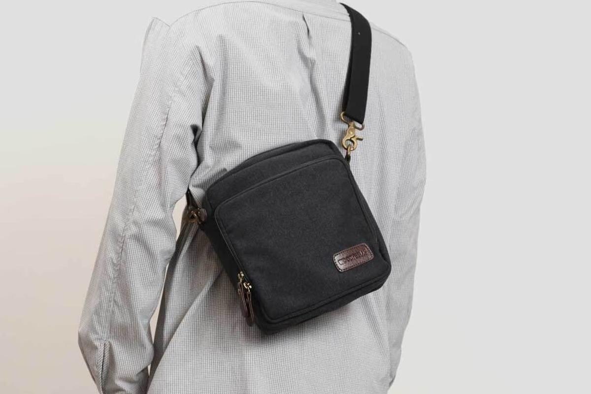 iPadも傘も余裕。荷物をポンポン入れてもごちゃつかない優秀ショルダー