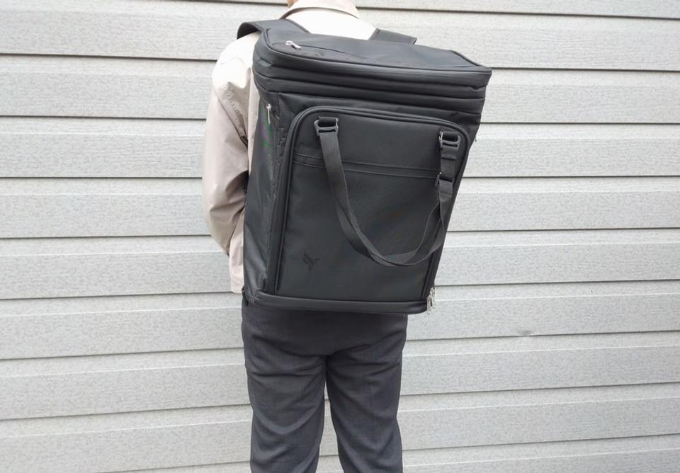 トランスフォームするスーツケース。35Lから50Lへ、ファスナー1つで