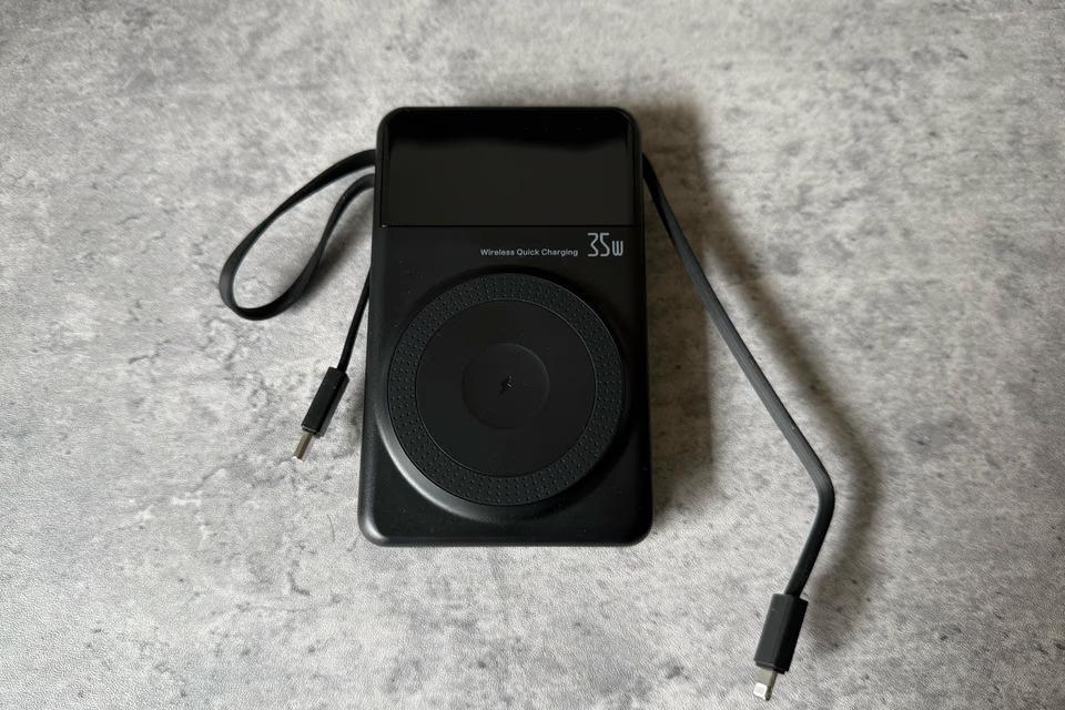 「あ、ケーブル忘れた」がなくなる。2本の内蔵ケーブルとワイヤレス充電を1台にまとめる最適解