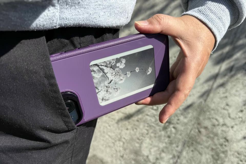 スマホケース飽きる問題、ついに解決！30秒で着せ替える魔法のケース試してみた