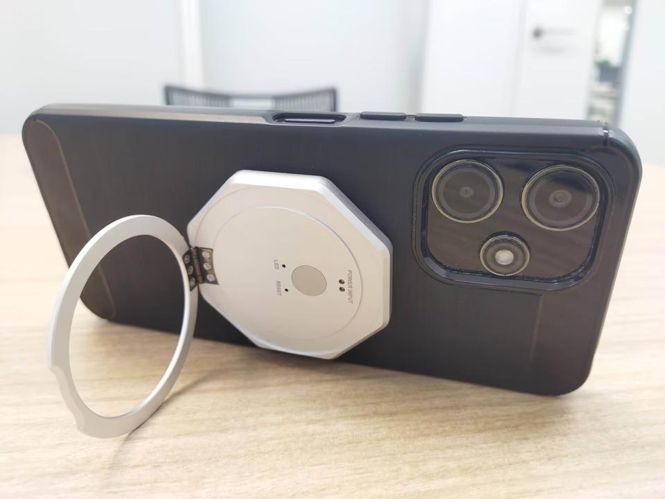 スマホリング型のAI翻訳機なら携帯の裏に貼っておくだけ。146言語の壁をラクラク超えます