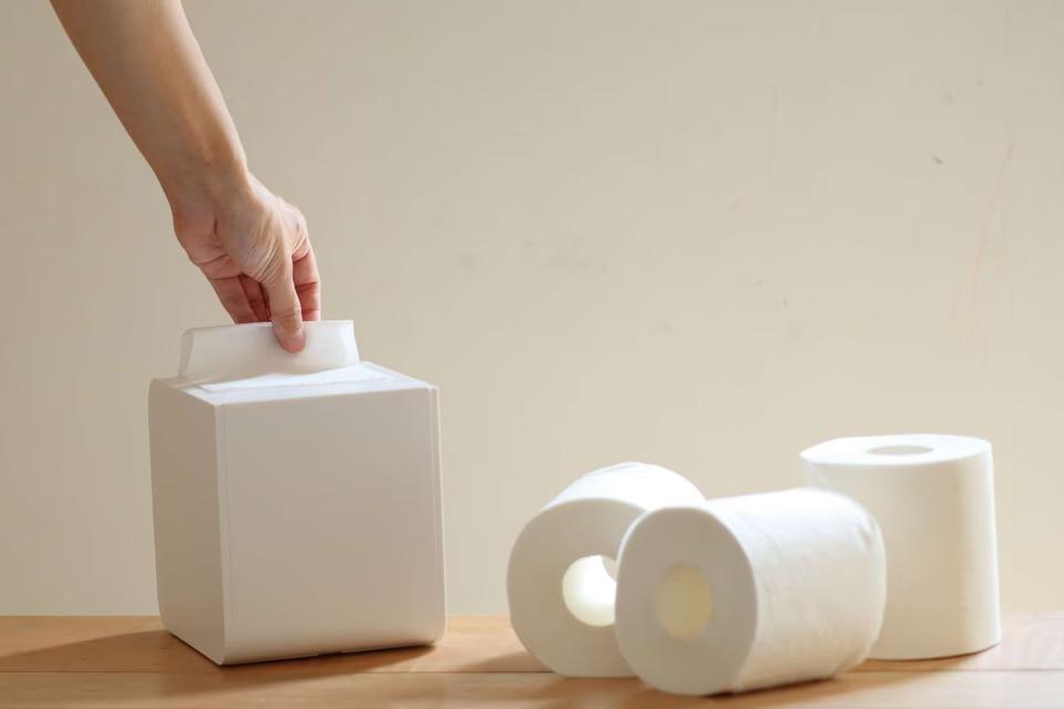 トイレットペーパーをティッシュとして使える専用ホルダー。片手でスパッと切れてイライラしない