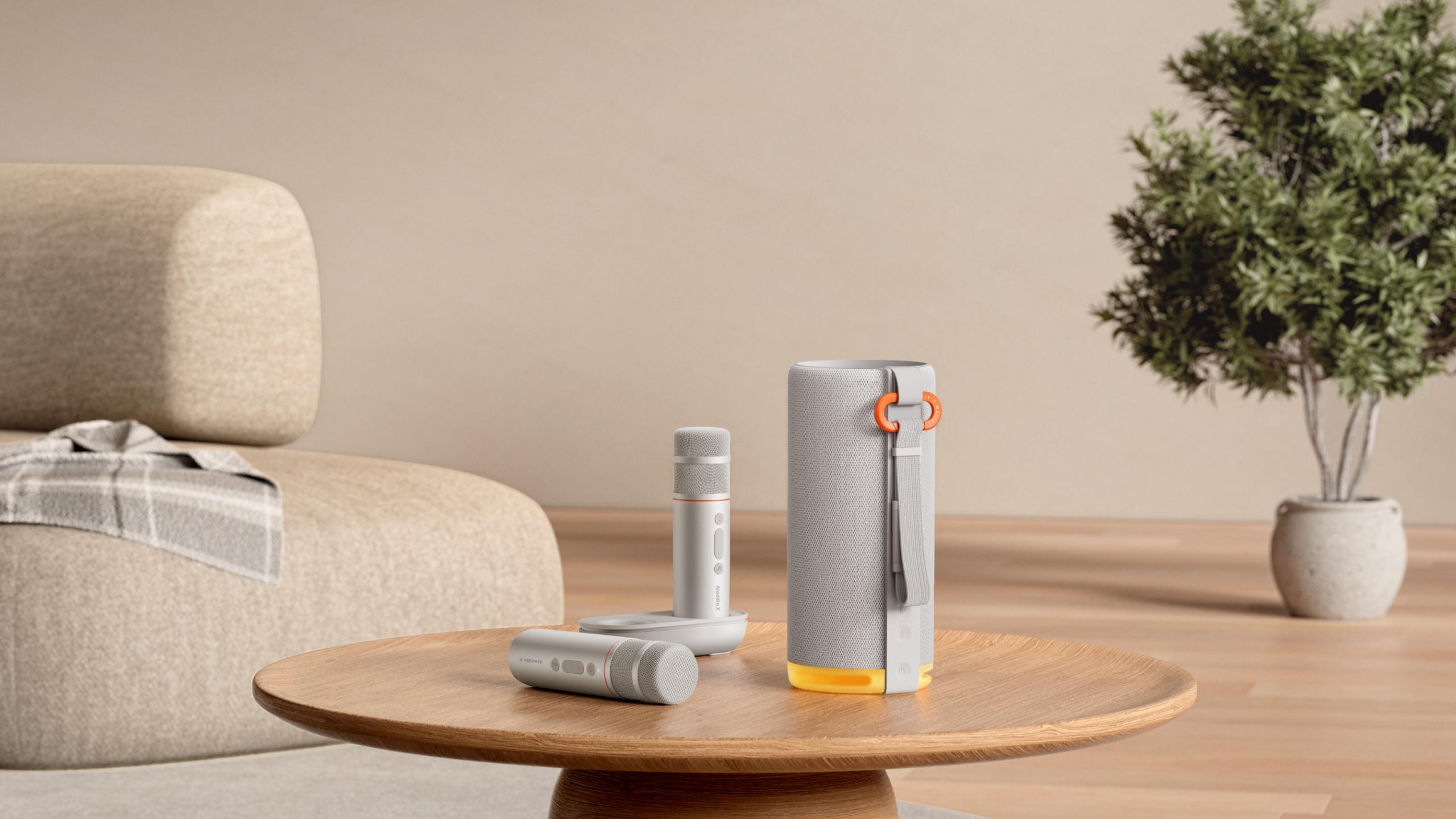 小さなスピーカーとマイクで、いつでもどこでもカラオケパーティー