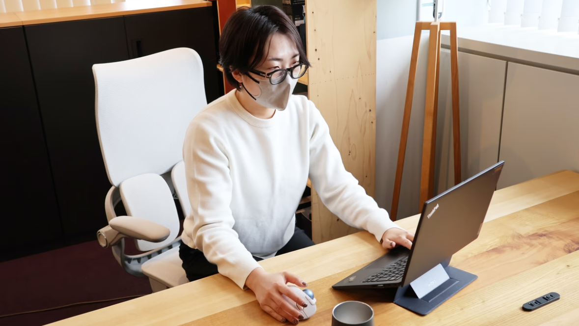 狭い部屋をハックせよ。3万円台で「仕事×ソファ」を統合するワークチェア「YPS-S800」が凄かった