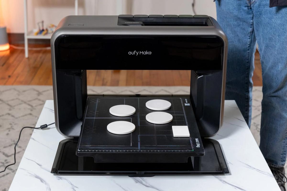 どんなものにも印刷できるUVプリンター「EufyMake UV Printer E1」使っ 