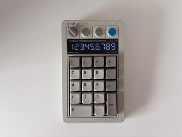 打鍵音が気持ちいいレトロなテンキー。ゲームも内蔵されています