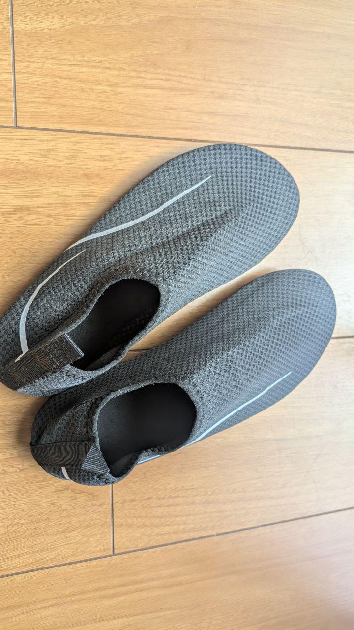 仕事帰りのジム。靴を持ち歩くならマリンシューズが正解でした。