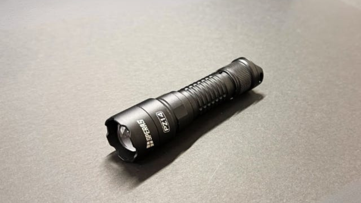 10.5cmのミニマルボディ。広角とビームを自在に操る2in1懐中電灯