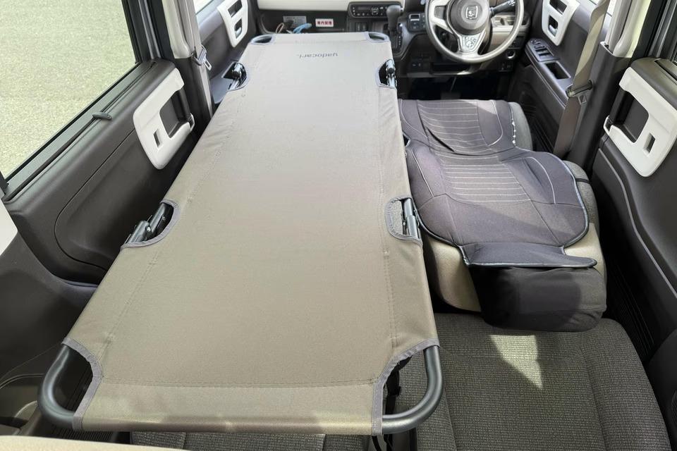 車中泊のためのベッドを使えば軽自動車でもラクラク寝れる。シートの段差や寝心地の悩みも5分で解決