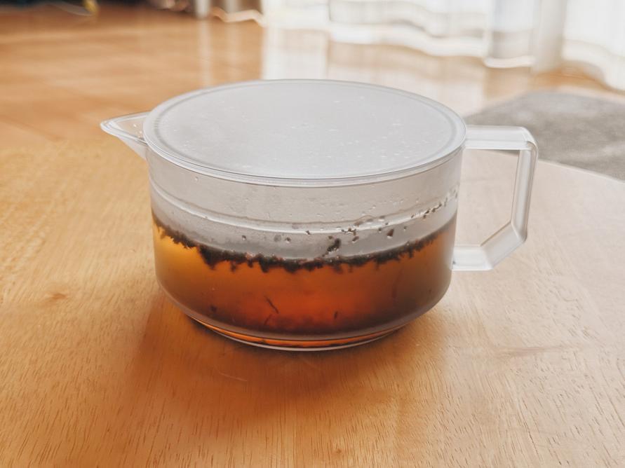 茶こしが一体になった、山崎実業のティーポット。茶葉からお茶を入れるのが、グッと手軽に