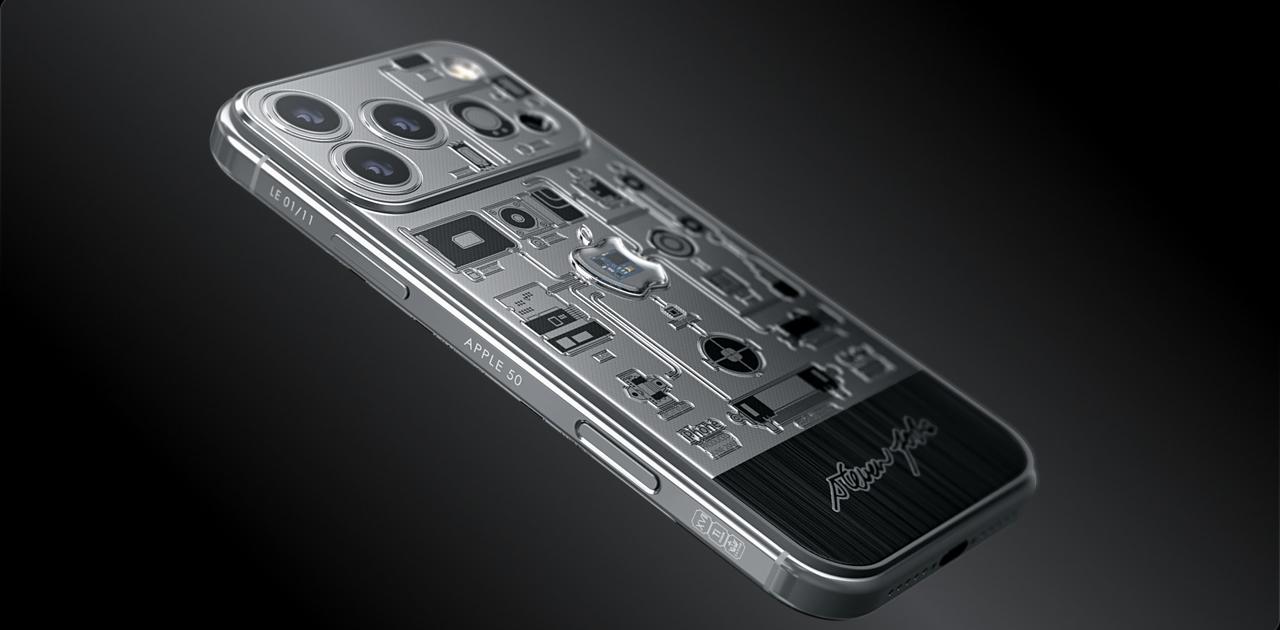 19年の歴史がここに。初代iPhoneの基板の一部が埋め込まれた17 Pro用ケース