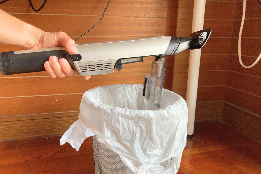 これが、めんどくさがり屋のための掃除機。コードレスで即起動。ゴミ捨ても一瞬