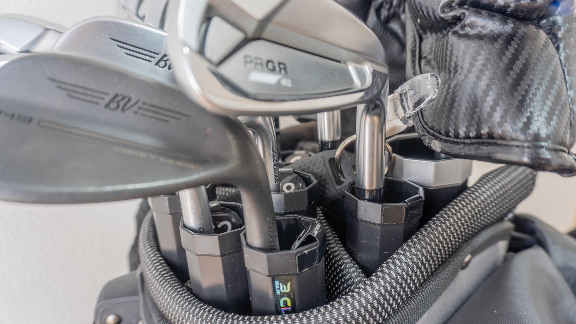 14本個室ケースでゴルフバッグがより快適。出し入れはスムーズ、キズも抑制できるのがいい