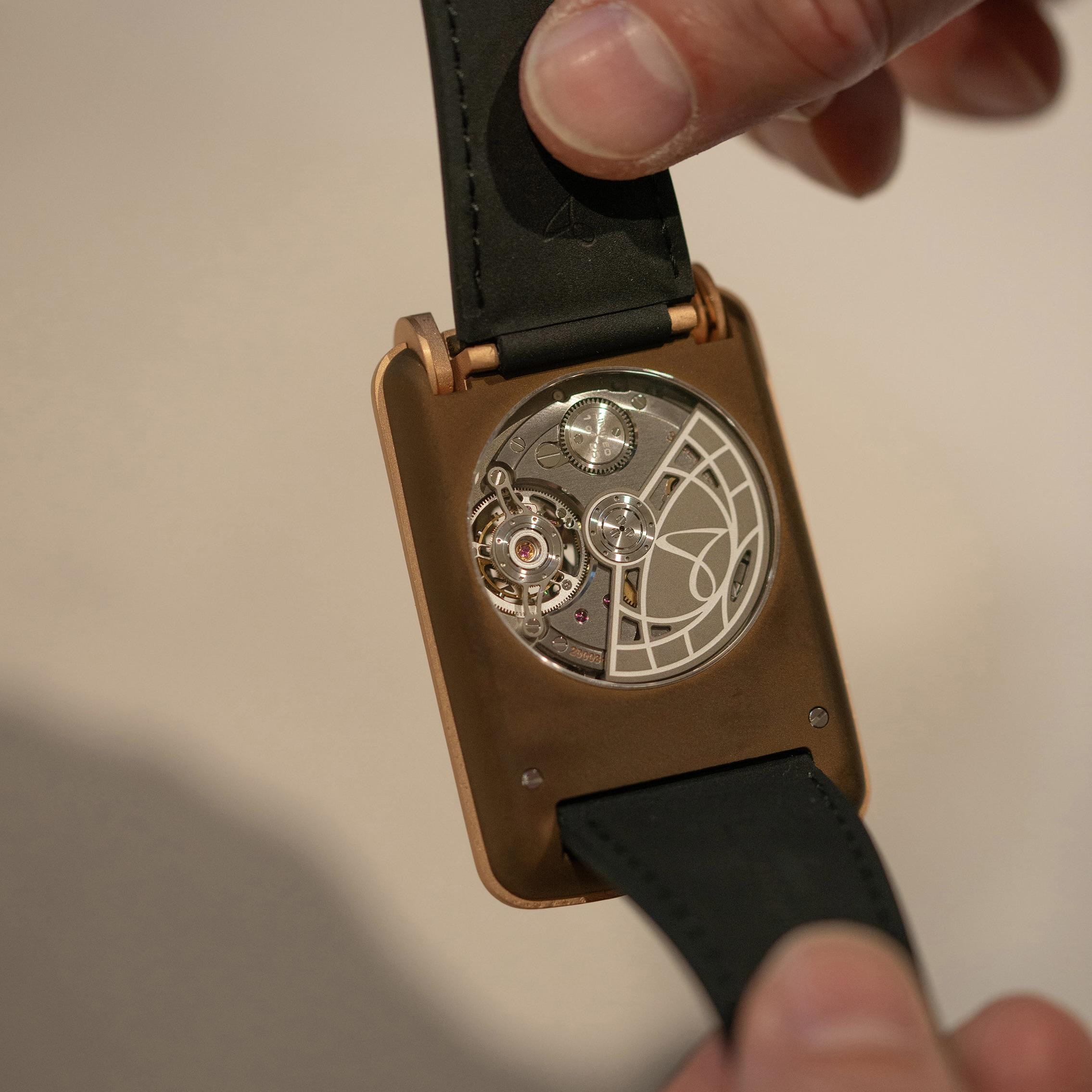 スタートレックのコミュニケーター。2600万円の高級時計として現実に