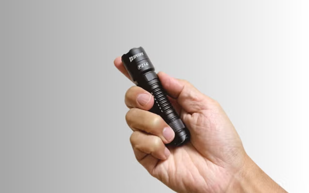 防災バッグにこれ入れとこ。充電も単3電池もいける「二刀流ライト」