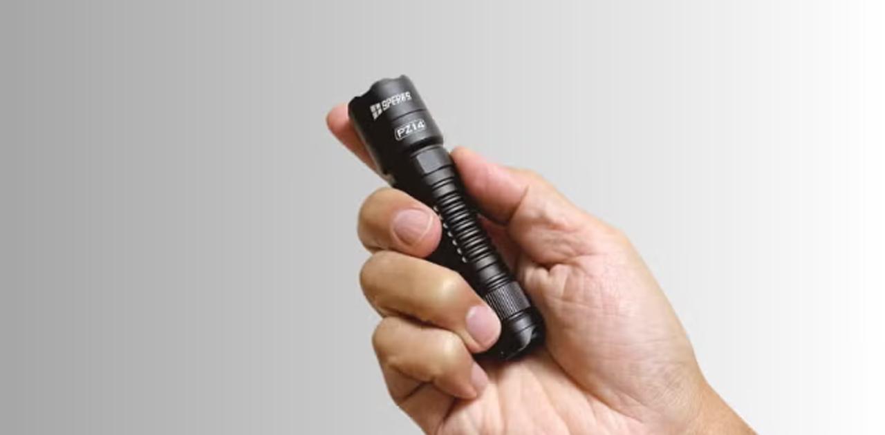 防災バッグにこれ入れとこ。充電も単3電池もいける「二刀流ライト」