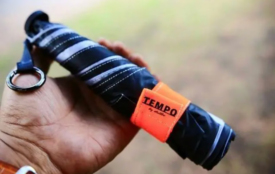 晴雨兼用で遮光＆UVカット機能付き、重さ120gの超軽量折り畳み傘。ギア感あるデザインもいい感じ