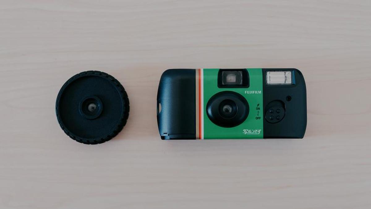 手持ちのミラーレスが「写ルンです」になるレンズ。気軽に撮れて楽しい 