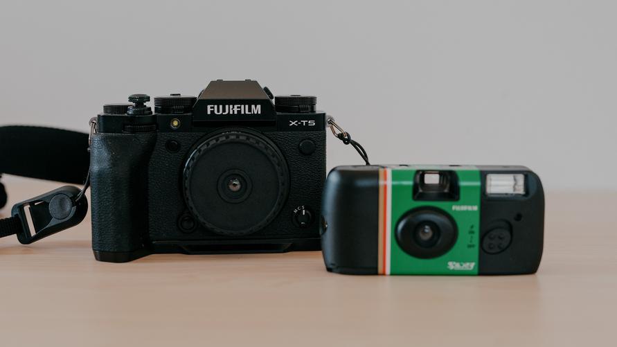 手持ちのミラーレスが｢写ルンです｣になるレンズ。気軽に撮れて楽しい