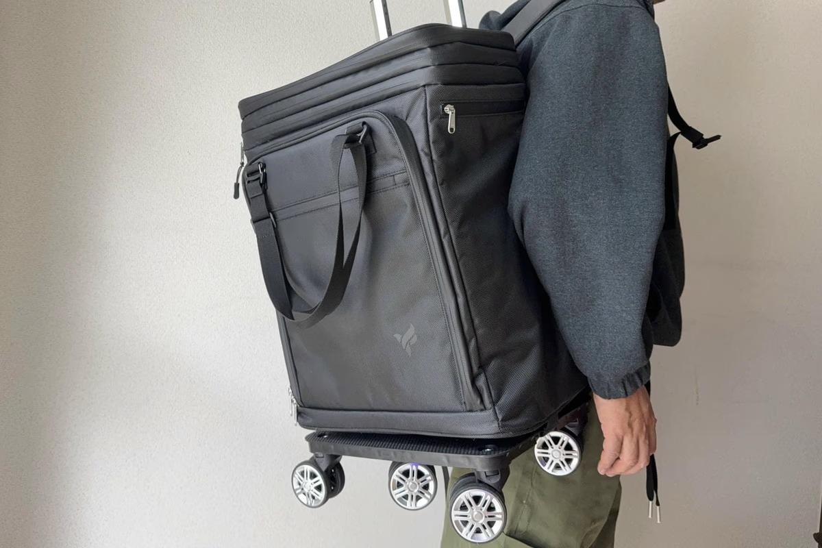 これぞスーツケースの形をした「トランスフォーマー」。台車部分が外れるっていいね