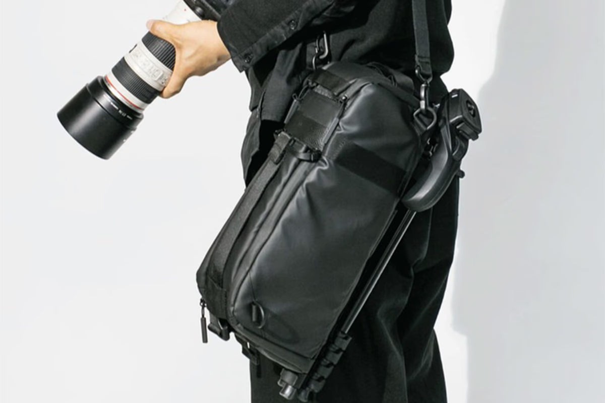 こういうの探してた。“大三元” 望遠レンズもカメラに付けたまま収納OK、ショルダー付きカメラバッグ