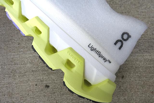 特殊な繊維を噴射。Onの最新ランニングシューズは最先端のテックが盛り