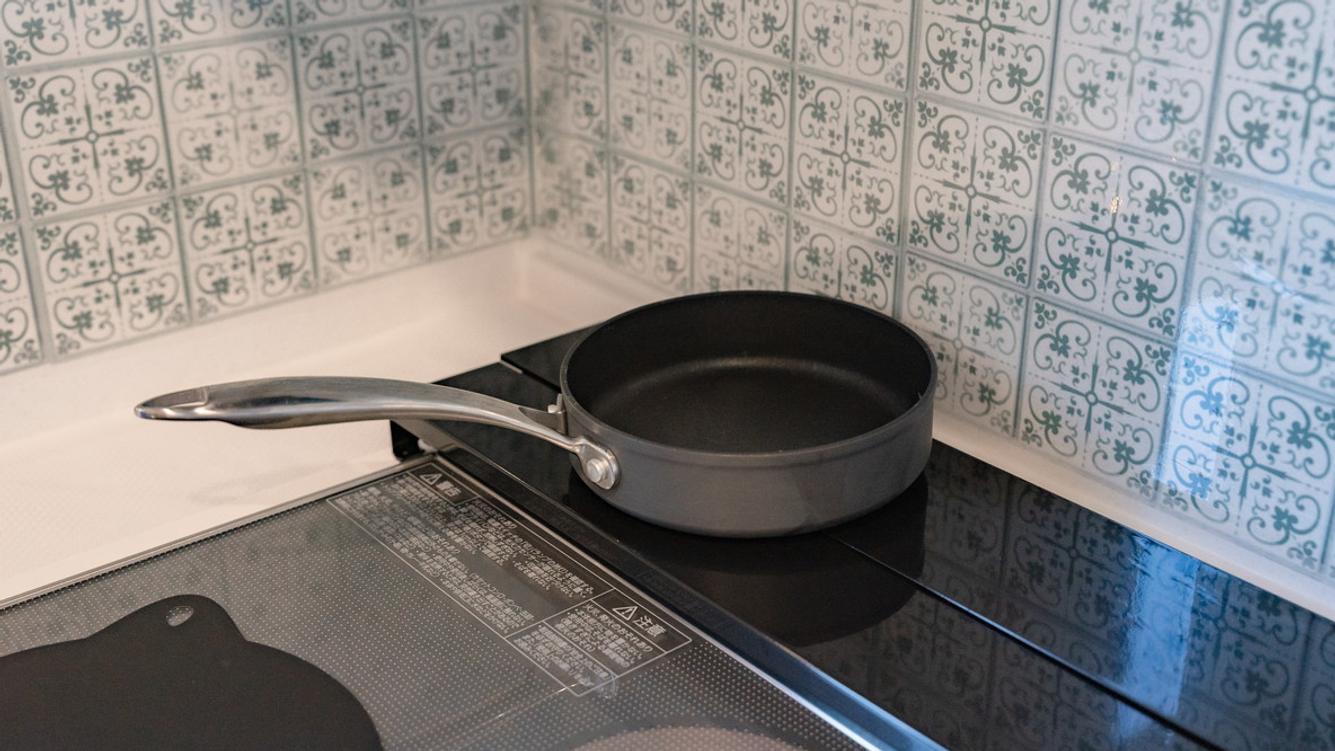 山崎実業の「壁にすき間を作らないカバー」でキッチンの掃除が楽になった！