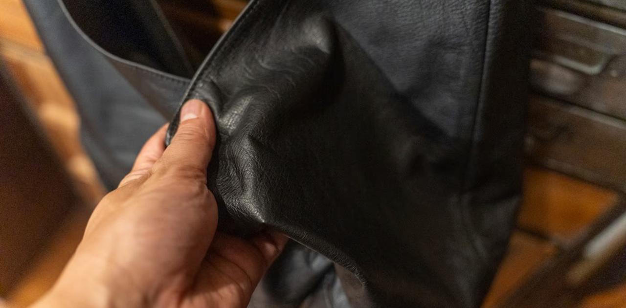 本革なのに洗濯OKって画期的。“大は小を兼ねる”を体現した特大サイズのマルチレザーバッグ