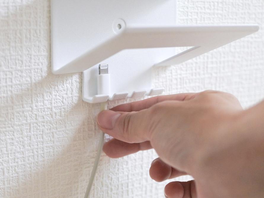 山崎実業のこれで「寝る前の充電ケーブル探し」をやめられた。ベッドサイドがこんなに片付くとは…