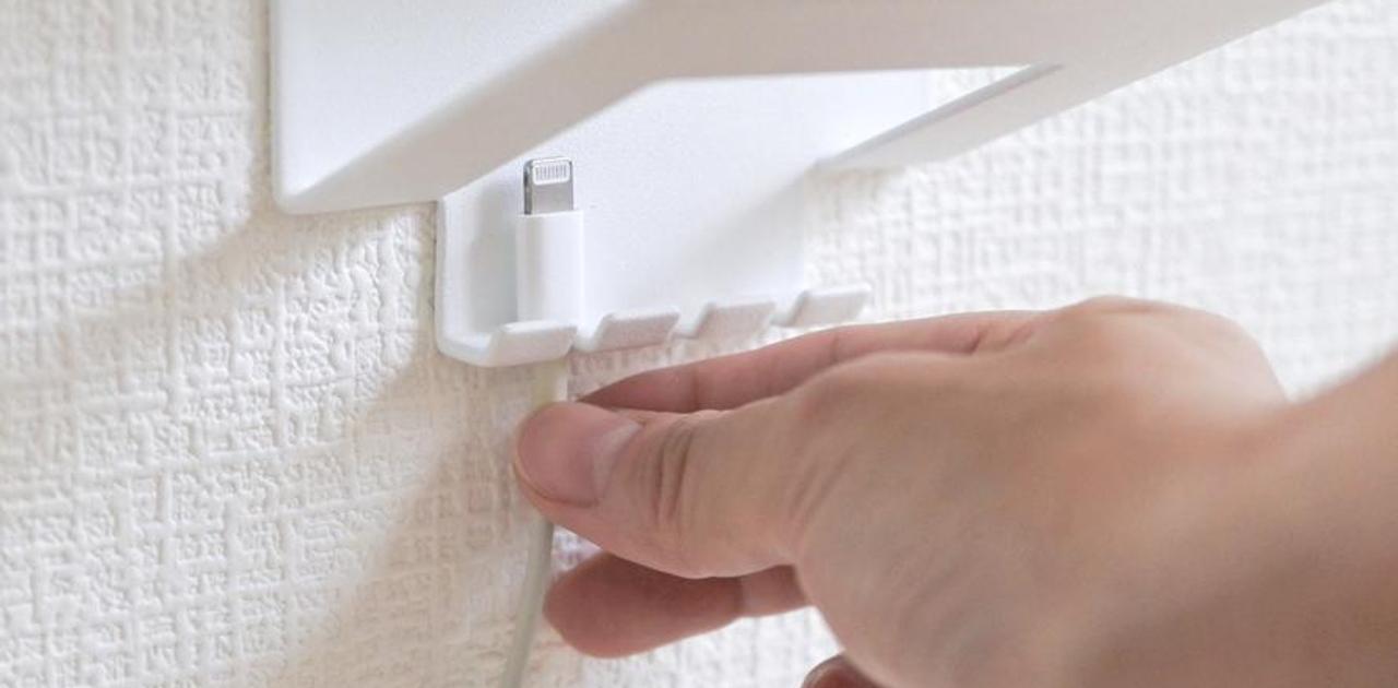山崎実業のこれで「寝る前の充電ケーブル探し」をやめられた。ベッドサイドがこんなに片付くとは…