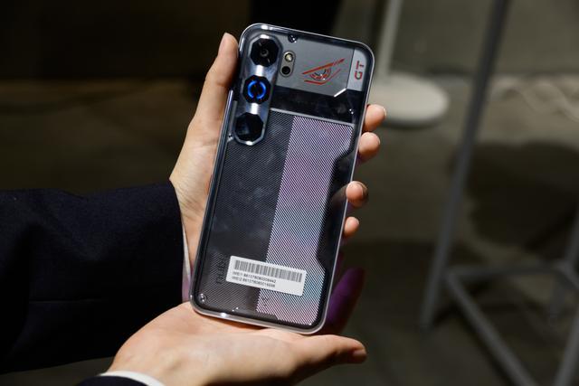 普通のスマホに飽きた人へ。この春登場した、｢クセ強スマホ｣たち